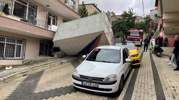 Üsküdar'da Otomobile Ve Binaya Çarpan Kamyonetin Yan Yattığı Kazada 1 Kişi Yaralandı
