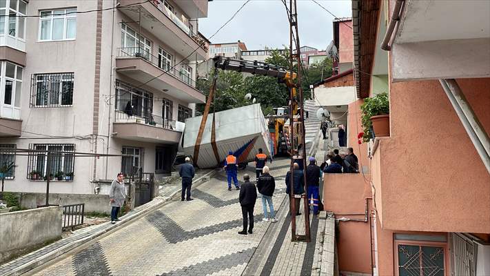 Üsküdar'da Otomobile Ve Binaya Çarpan Kamyonetin Yan Yattığı Kazada 1 Kişi Yaralandı