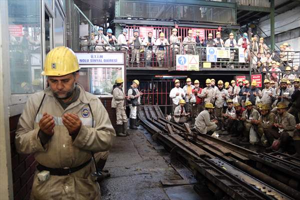 Zonguldak'ta Madenciler Patlamada Hayatını Kaybeden İşçiler İçin Dua Etti