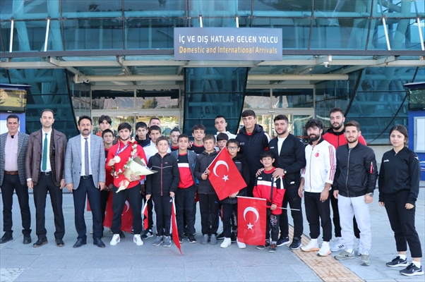 Dünya Üçüncüsü Güreşçi Emrah Ormanoğlu, Erzincan'a Döndü