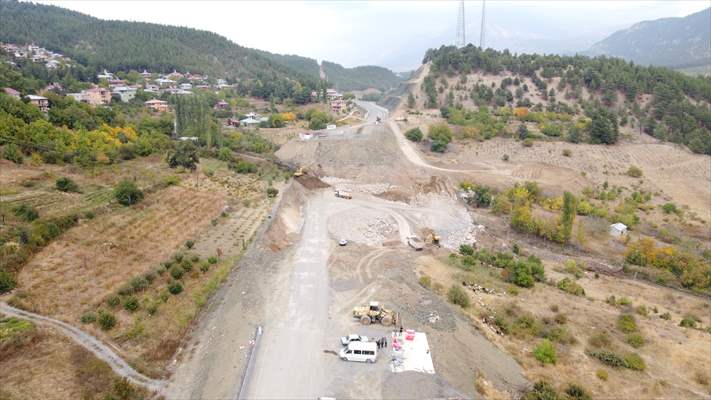 Adana'da Göçük Nedeniyle Ulaşıma Kapanan Yolu Açma Çalışmaları Sürüyor 