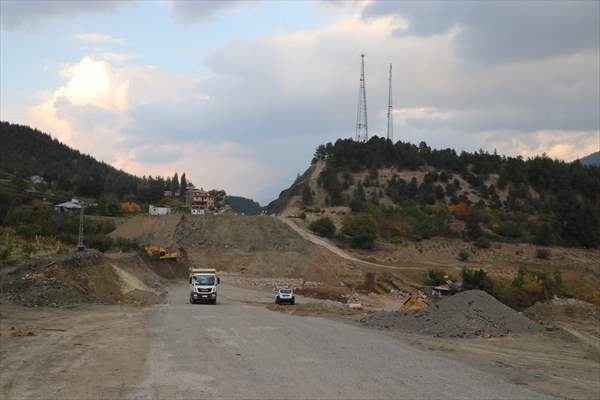 Adana'da Göçük Nedeniyle Ulaşıma Kapanan Yolu Açma Çalışmaları Sürüyor 