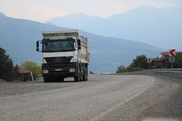 Adana'da Göçük Nedeniyle Ulaşıma Kapanan Yolu Açma Çalışmaları Sürüyor 