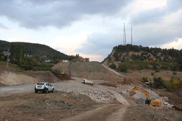 Adana'da Göçük Nedeniyle Ulaşıma Kapanan Yolu Açma Çalışmaları Sürüyor 