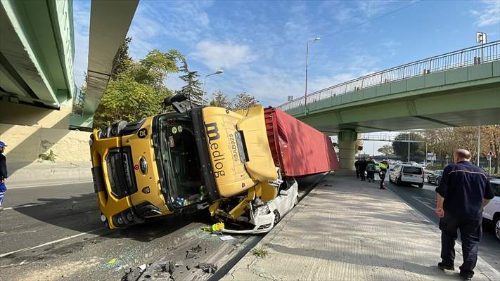 Bakırköy'de Üst Geçide Çarpan Tır, Otomobilin Üzerine Devrildi