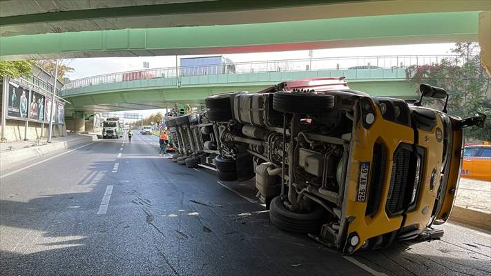 Bakırköy'de Üst Geçide Çarpan Tır, Otomobilin Üzerine Devrildi