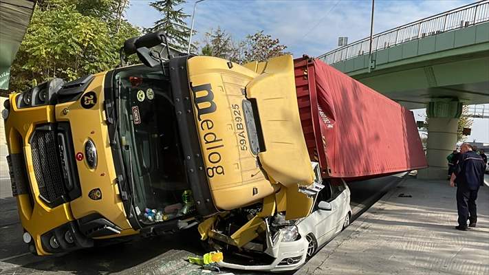 Bakırköy'de Üst Geçide Çarpan Tır, Otomobilin Üzerine Devrildi