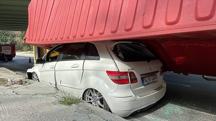 Bakırköy'de Üst Geçide Çarpan Tır, Otomobilin Üzerine Devrildi