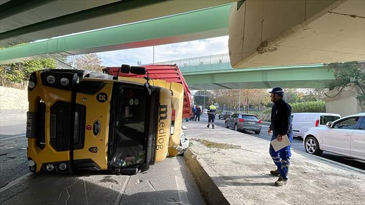 Bakırköy'de Üst Geçide Çarpan Tır, Otomobilin Üzerine Devrildi