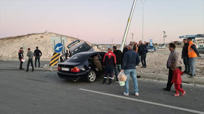 Kütahya'da İki Otomobilin Çarpışması Sonucu 1 Kişi Öldü, 4 Kişi Yaralandı