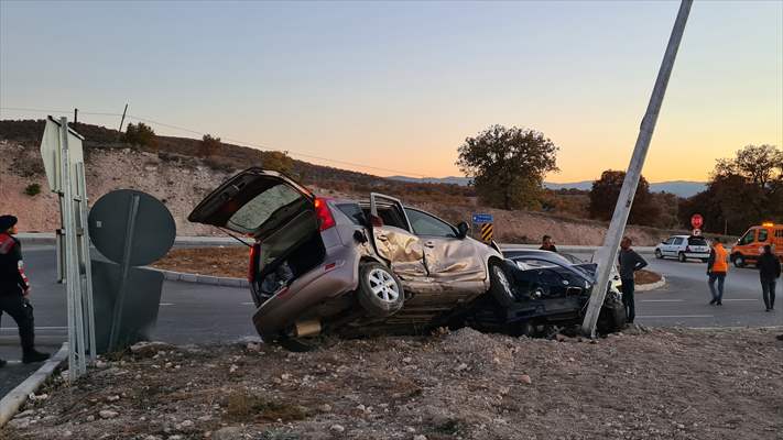 Kütahya'da İki Otomobilin Çarpışması Sonucu 1 Kişi Öldü, 4 Kişi Yaralandı