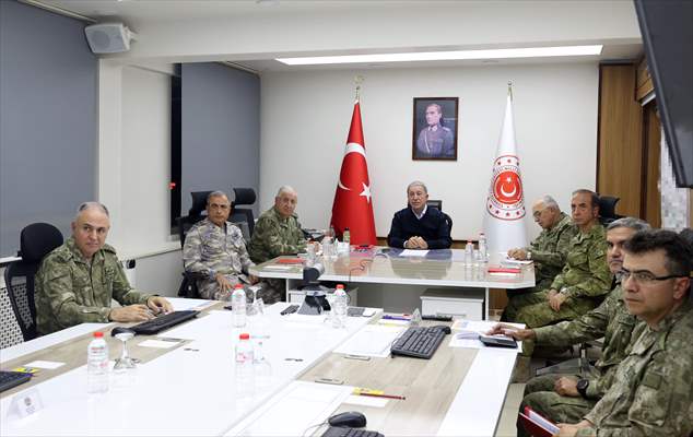 Milli Savunma Bakanı Akar, Pençe Kilit Operasyonu'na Katılan Birliklerin Komutanlarıyla Görüştü: