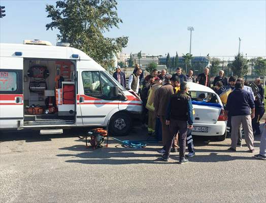 Bursa'da Ambulans İle Çarpışan Otomobilin Sürücüsü Yaralandı, Annesi Öldü