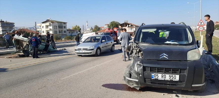 Amasya'da Hafif Ticari Araçla Otomobilin Çarpıştığı Kazada 3 Kişi Yaralandı