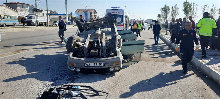 Amasya'da Hafif Ticari Araçla Otomobilin Çarpıştığı Kazada 3 Kişi Yaralandı