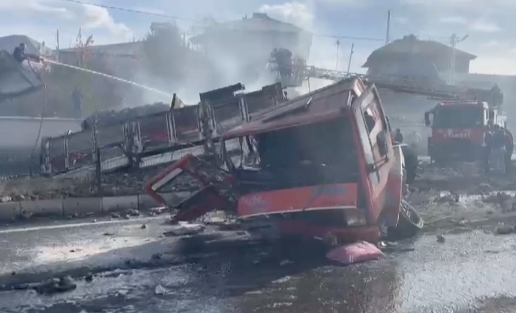Ağrı'da Kamyonla Çarpışan Otobüsün Alev Aldığı Kazada 7 Kişi Hayatını Kaybetti