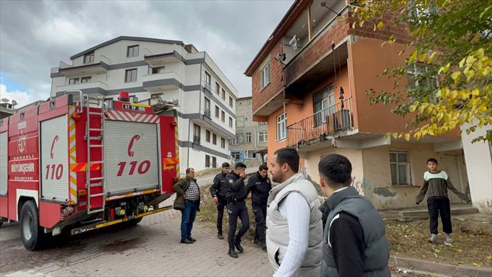 Kocaeli'de Bir Evde Çıkan Yangında 2 Kişi Dumandan Etkilendi