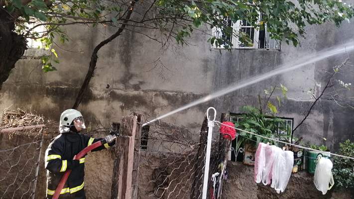 Adana'da 2 Katlı Binada Çıkan Yangında 5 Kişi Dumandan Etkilendi