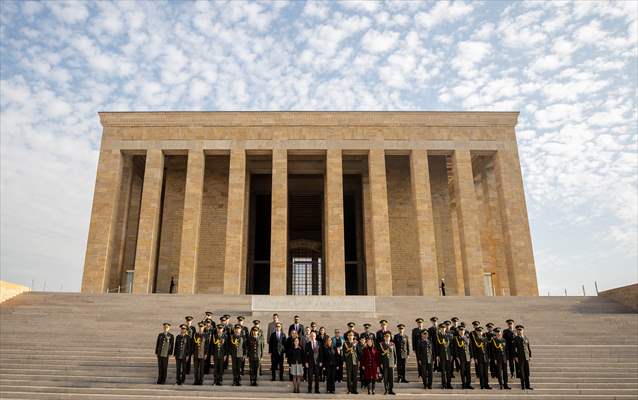  KKTC'nin Ankara Büyükelçisi Korukoğlu, Anıtkabir'i Ziyaret Etti 