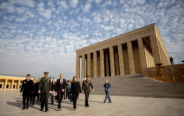  KKTC'nin Ankara Büyükelçisi Korukoğlu, Anıtkabir'i Ziyaret Etti 