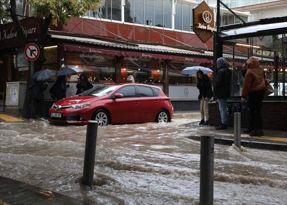  İzmir'de Sağanak Etkili Oluyor