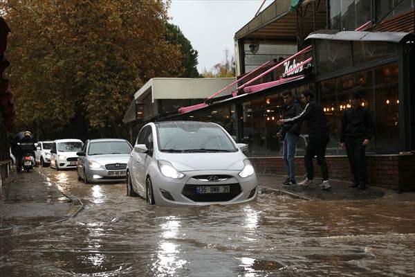  İzmir'de Sağanak Etkili Oluyor