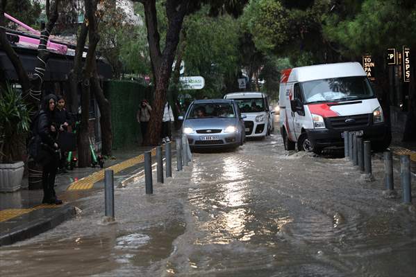  İzmir'de Sağanak Etkili Oluyor