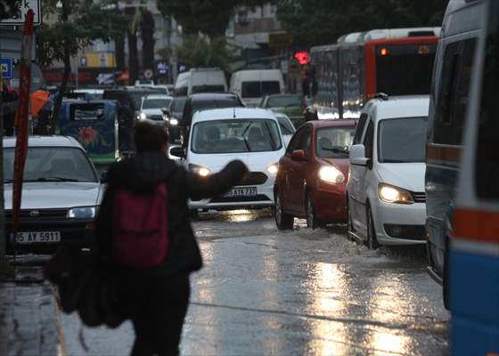  İzmir'de Sağanak Etkili Oluyor