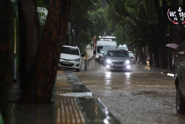  İzmir'de Sağanak Etkili Oluyor