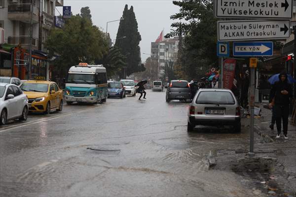  İzmir'de Sağanak Etkili Oluyor