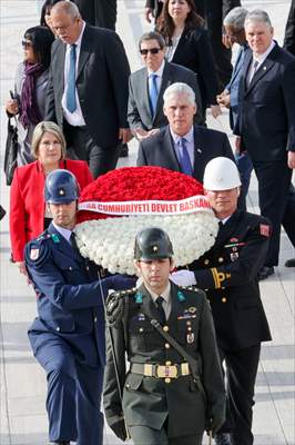 Küba Devlet Başkanı Bermudez, Anıtkabir'i ziyaret etti