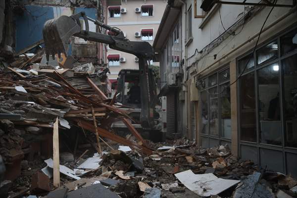 Düzce'deki Depremde Yıkılan İş Yerinin Enkazı Kaldırılıyor