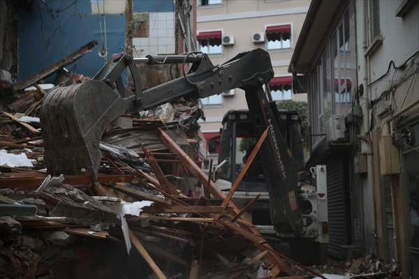 Düzce'deki Depremde Yıkılan İş Yerinin Enkazı Kaldırılıyor