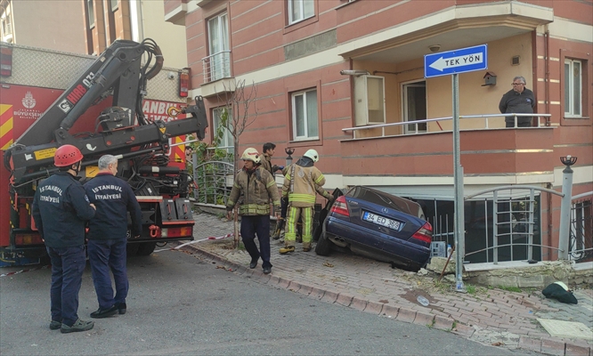 Ümraniye'de Minibüsle Çarpışan Otomobil Binanın Balkonuna Düştü, 3 Kişi Yaralandı