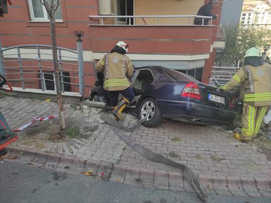 Ümraniye'de Minibüsle Çarpışan Otomobil Binanın Balkonuna Düştü, 3 Kişi Yaralandı