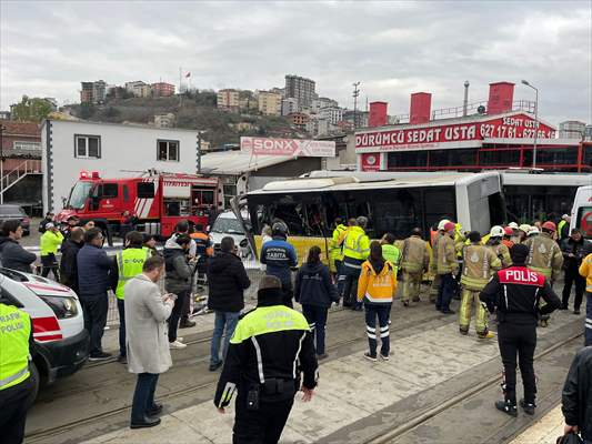 Alibeyköy'de Tramvay İle İETT Otobüsü Çarpıştı