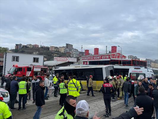 Alibeyköy'de Tramvay İle İETT Otobüsü Çarpıştı