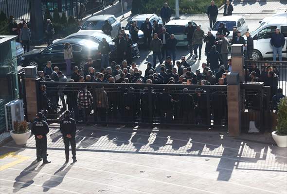 Başkentte bazı özel halk otobüsü şoförleri CHP Genel Merkezi önünde toplandı 