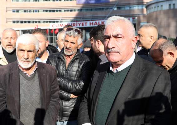 Başkentte bazı özel halk otobüsü şoförleri CHP Genel Merkezi önünde toplandı 