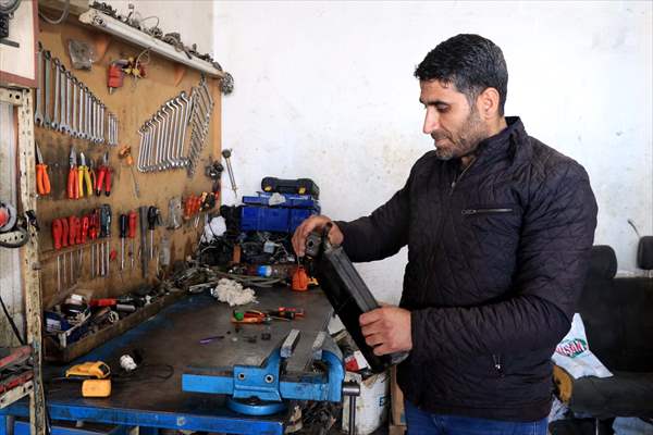 Elazığlı esnaf kuş yuvasını bozmamak için iş yerindeki sobayı yakmıyor