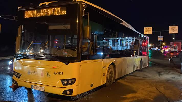 Arnavutköy'de İETT Otobüsü İle Servis Minibüsünün Çarpıştığı Kazada 14 Kişi Yaralandı