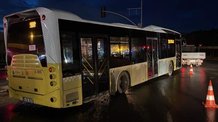 Arnavutköy'de İETT Otobüsü İle Servis Minibüsünün Çarpıştığı Kazada 14 Kişi Yaralandı