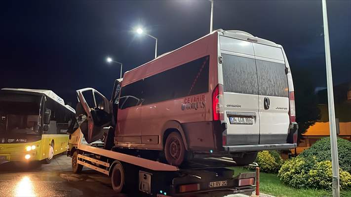Arnavutköy'de İETT Otobüsü İle Servis Minibüsünün Çarpıştığı Kazada 14 Kişi Yaralandı