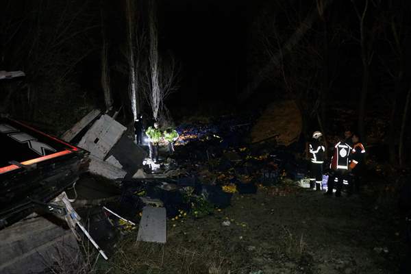 Burdur'da Şarampole Devrilen Kamyonun Sürücüsü Öldü 