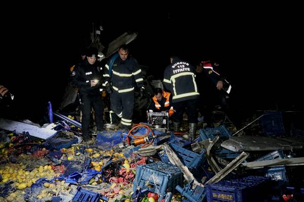 Burdur'da Şarampole Devrilen Kamyonun Sürücüsü Öldü 