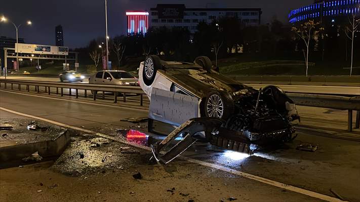 Kadıköy'de Sürücü, Bariyerlere Çarpıp Devrilen Otomobilden Yara Almadan Kurtuldu