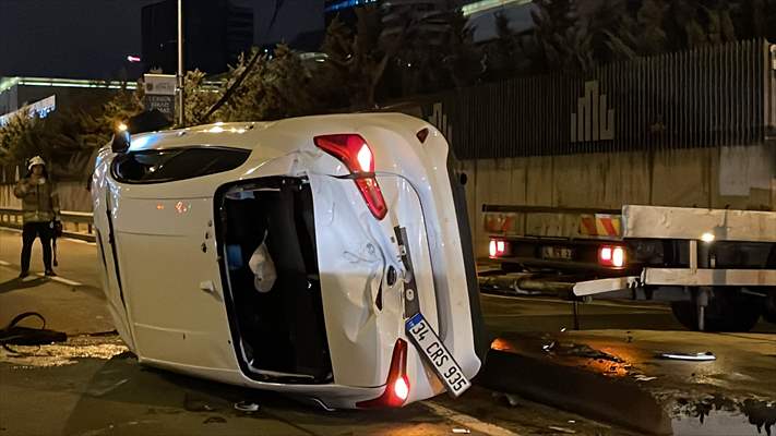 Kadıköy'de Sürücü, Bariyerlere Çarpıp Devrilen Otomobilden Yara Almadan Kurtuldu