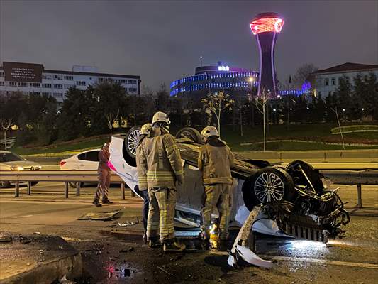 Kadıköy'de Sürücü, Bariyerlere Çarpıp Devrilen Otomobilden Yara Almadan Kurtuldu