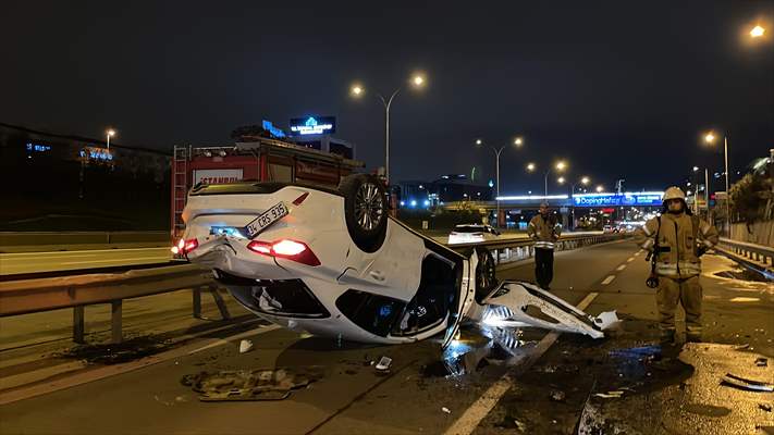 Kadıköy'de Sürücü, Bariyerlere Çarpıp Devrilen Otomobilden Yara Almadan Kurtuldu
