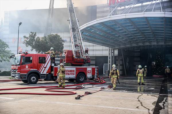 İstanbul'da Bir AVM'de Yangın Çıktı
